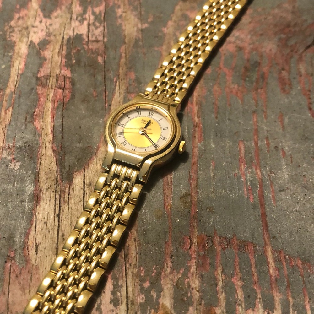 Seiko Quartz Gold Watch- V401-0289